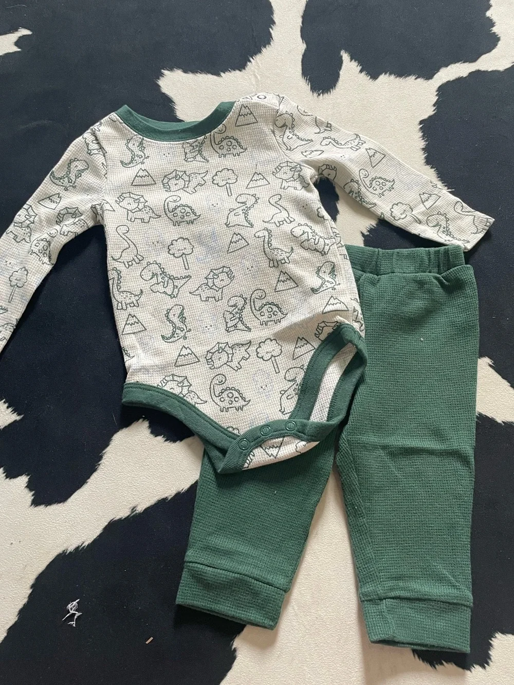 5/$20 Green Dinosaur Outfit